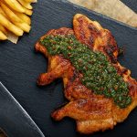 churrasco de pollo con salsa chimichurri